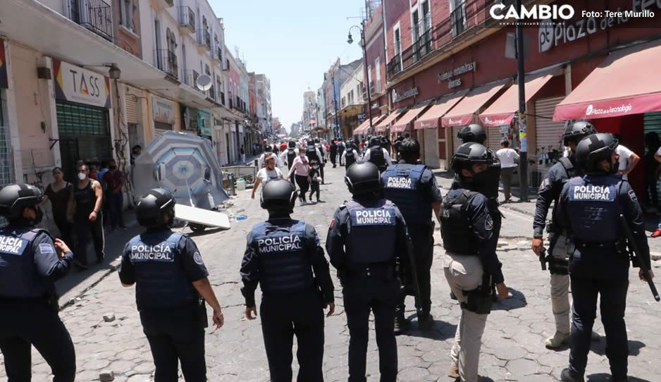 Ciudad sin ley: ambulantes en súper trifulca en pleno Centro mientras Claudia hace campaña (VIDEO)