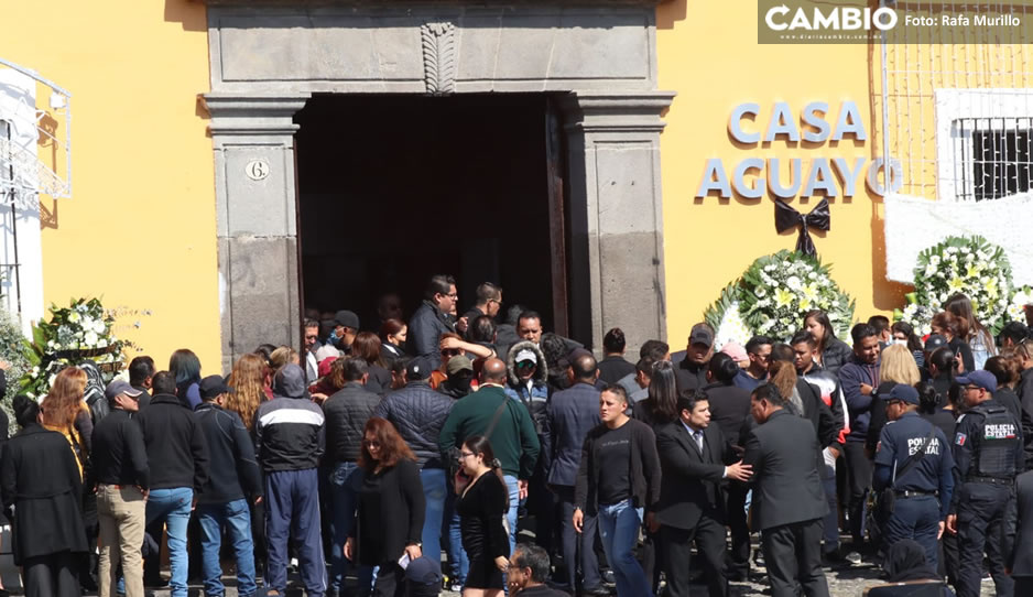 Poblanos inundan Casa Aguayo para dar último adiós a Barbosa (VIDEO)