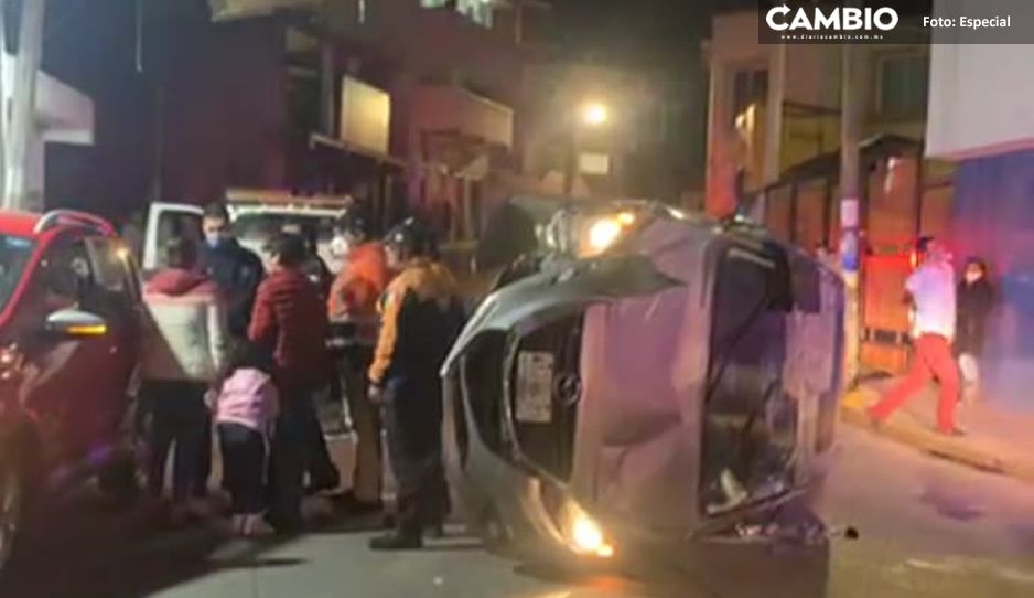 Mujer ebria choca con otro auto y termina volcada en Teziutlán