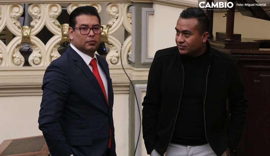 Los diputados Néstor Camarillo y Roberto Salís en el Congreso de Puebla.