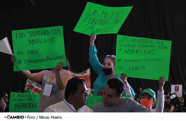 marcelo ebrard visita puebla centro expositor pancartas