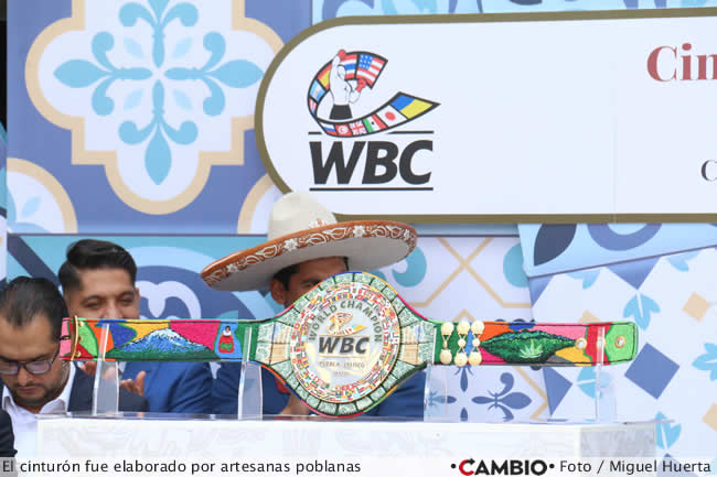 nacho mier presenta cinturon pelea canelo motivos poblanos 
