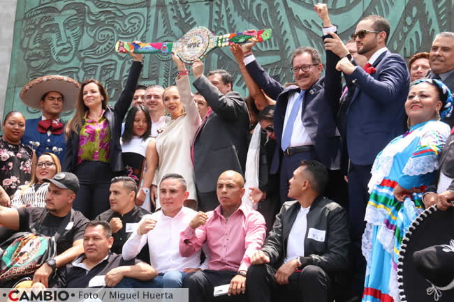 nacho mier presenta cinturon pelea canelo motivos poblanos