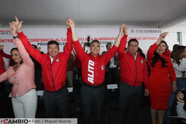 lalo rivera recibe constancia candidato gobernador puebla pri