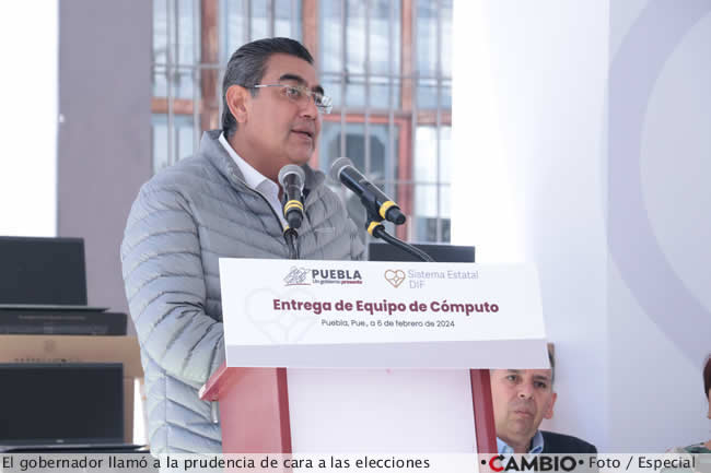 gaby bonila sergio salomon entregan equipos computo trabajadores dif 