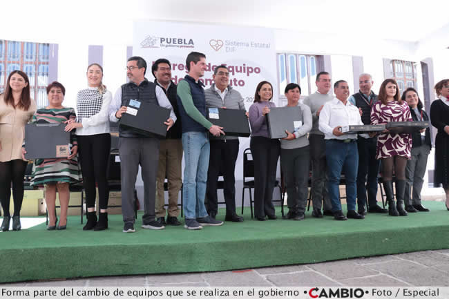gaby bonila sergio salomon entregan equipos computo trabajadores dif