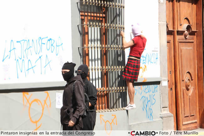 colectivos rayan sede congreso puebla infancia trans insignias
