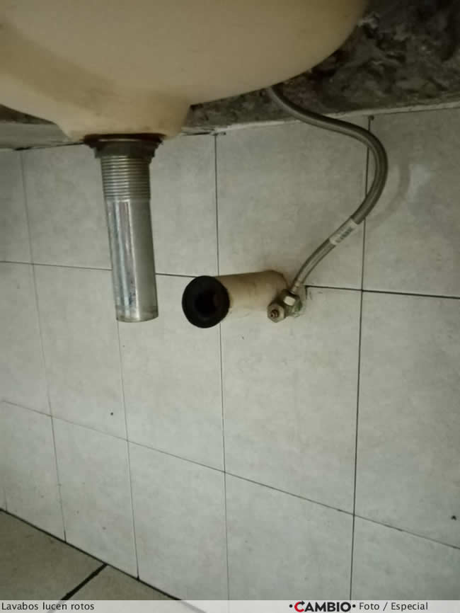 malas condiciones banios cenhch lavabos rotos