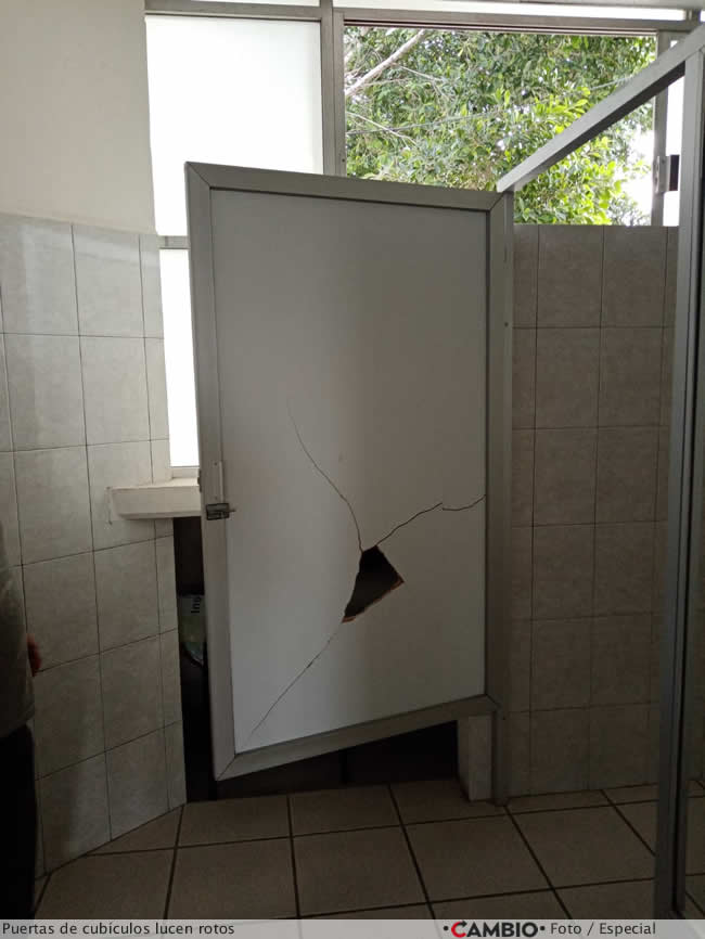 malas condiciones banios cenhch puertas cubiculos