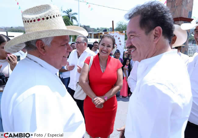 nacho mier asiste celebracion santa cruz teotlalco puebla arzobispo