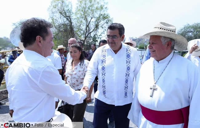 nacho mier asiste celebracion santa cruz teotlalco puebla sergio salomon