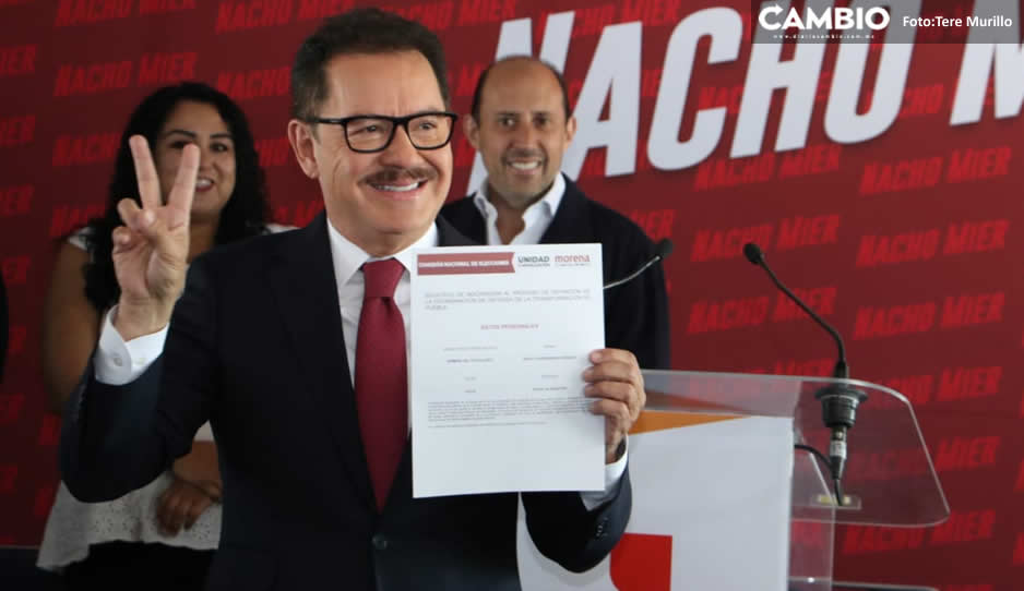 nacho se registra en morena.jpg