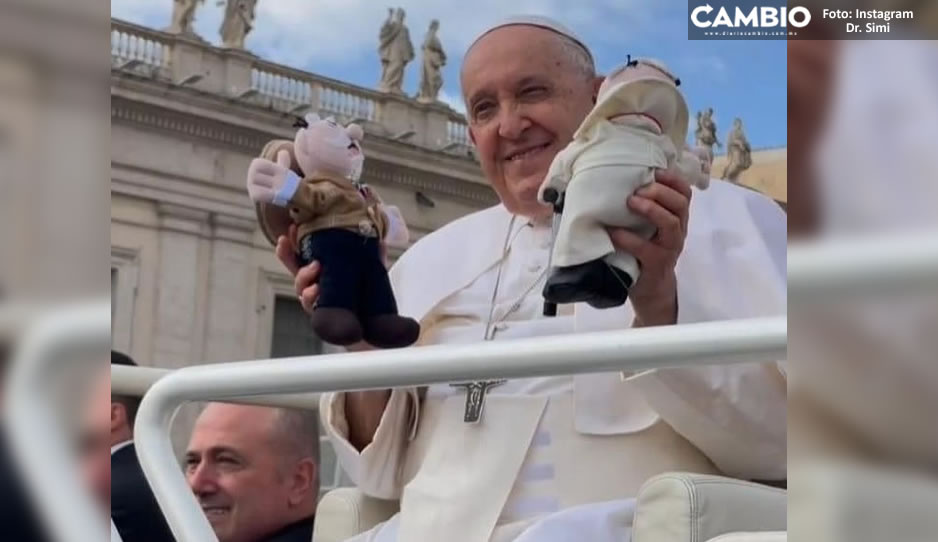 FOTO: ¡Ya se ganó el cielo! Regalan peluche del Dr. Simi a Papa Francisco