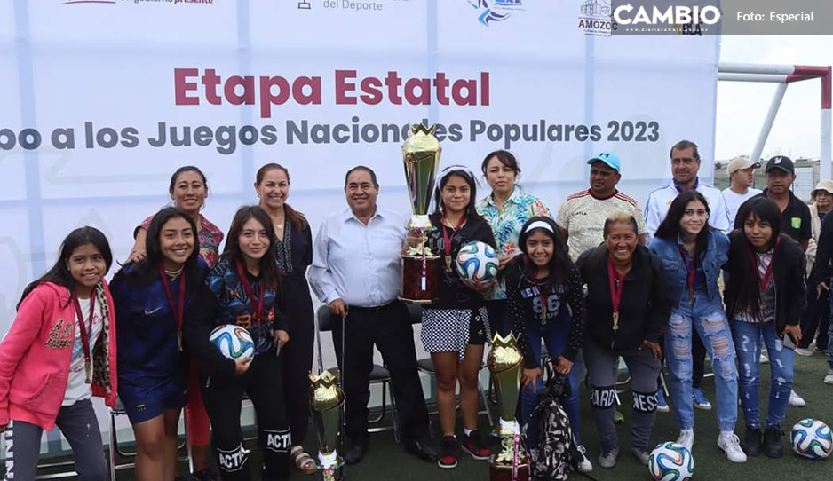 Entrega Mario de la Rosa trofeos a ganadores de fútbol en fase estatal rumbo a Juegos Nacionales de 6*6