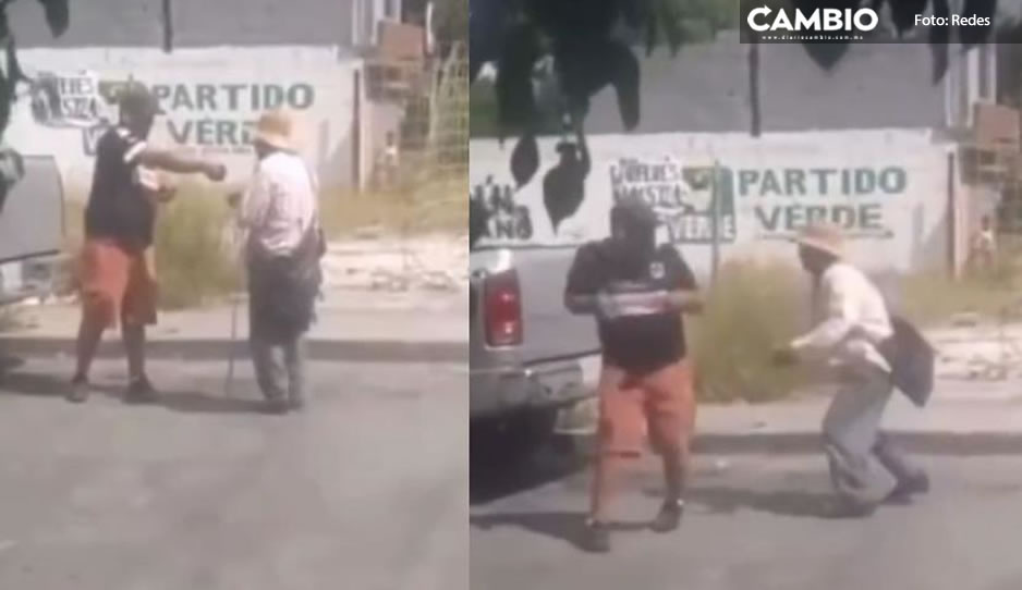 ¿Milagro? &quot;Invidente&quot; recibe monedas falsas y recupera la vista para reclamar (VIDEO)