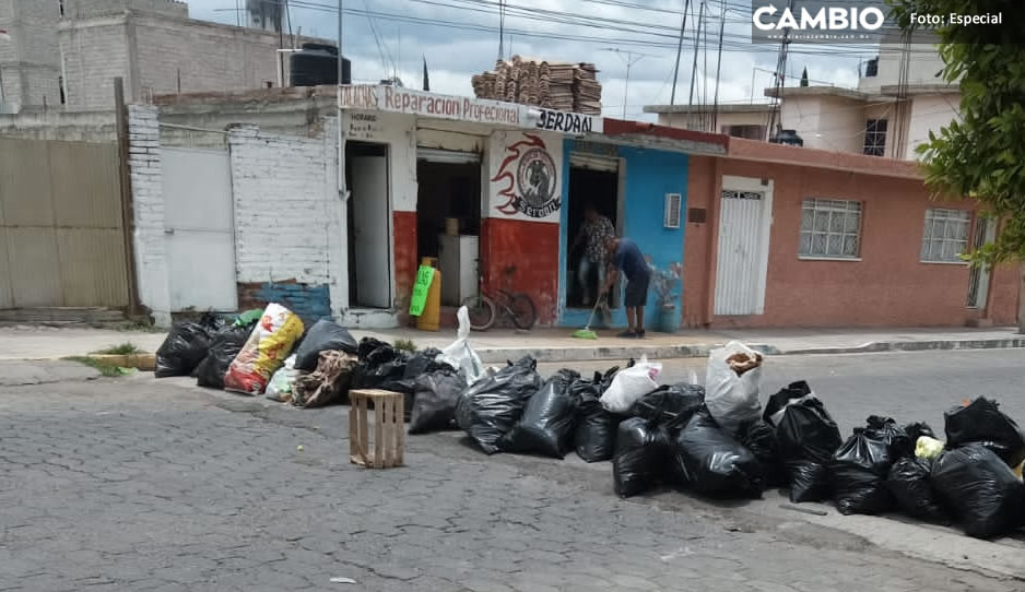 Vecinos cierran calles con bolsas de basura tras falta de camión recolector en Tehuacán