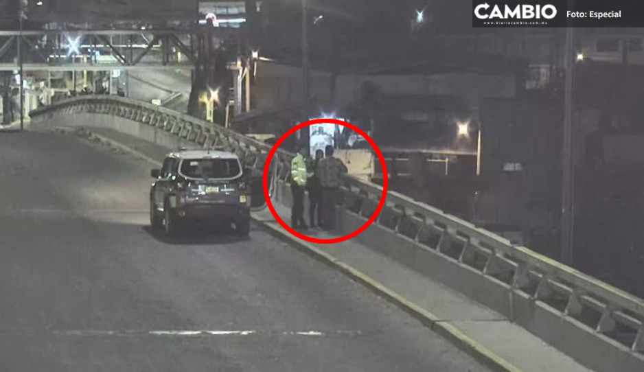 ¡Héroes sin capa! Policías evitan que joven se lance de puente en el Periférico (VIDEO)