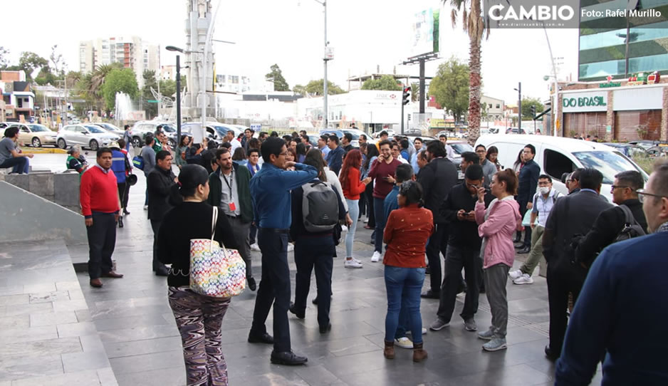Poblanos en pánico; evacuan casas y edificios tras fuerte sismo (VIDEO)