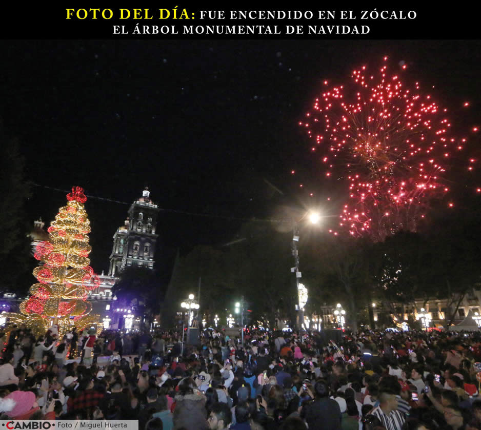 FOTO DEL DÍA: FUE ENCENDIDO EN EL ZÓCALO EL ÁRBOL MONUMENTAL DE NAVIDAD