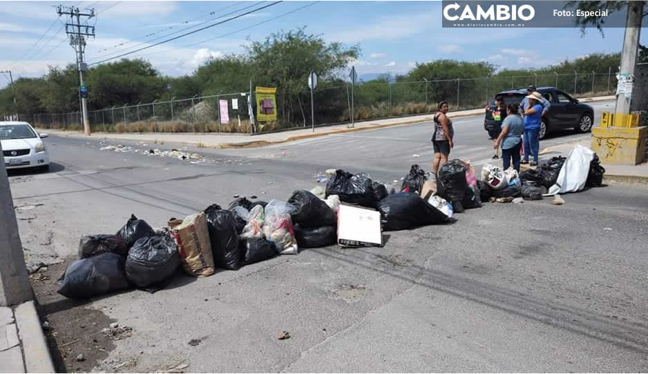 Tehuacanenses cierran avenida tras 20 días sin recolección de basura