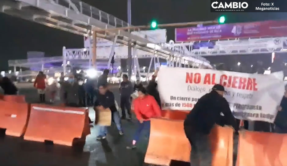 ¡Evita la zona! Colonos cierran la Vía Atlixcáyotl tras prohibición de retornos (VIDEO)