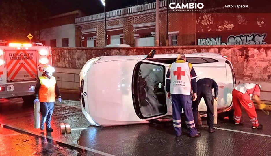 Volcadura de BMW deja dos lesionados en Bulevar 5 de Mayo