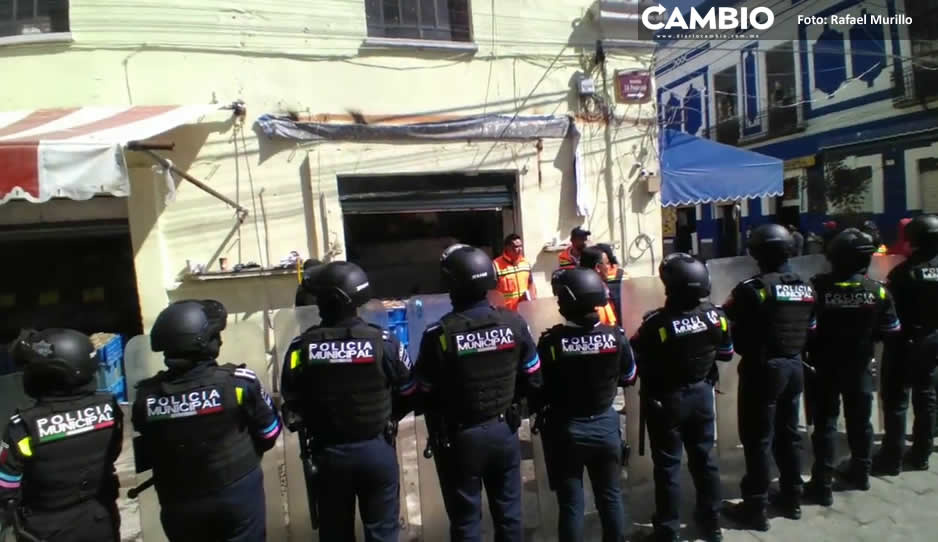 Conato de bronca entre inspectores y locatarios de la 16 Poniente por clausura de negocios (VIDEO)