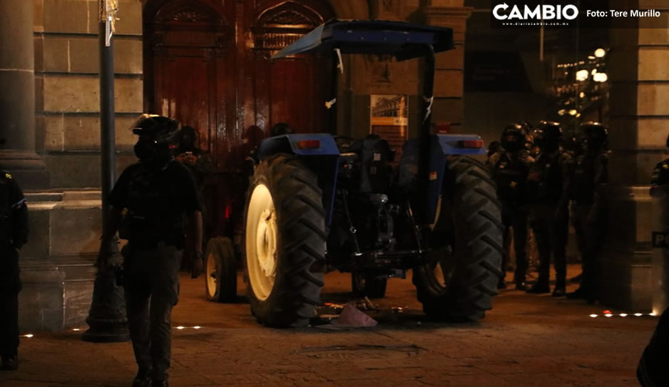 Tras enfrentamiento de pobladores de La Resurrección, retiran tractor de Palacio Municipal (VIDEO)