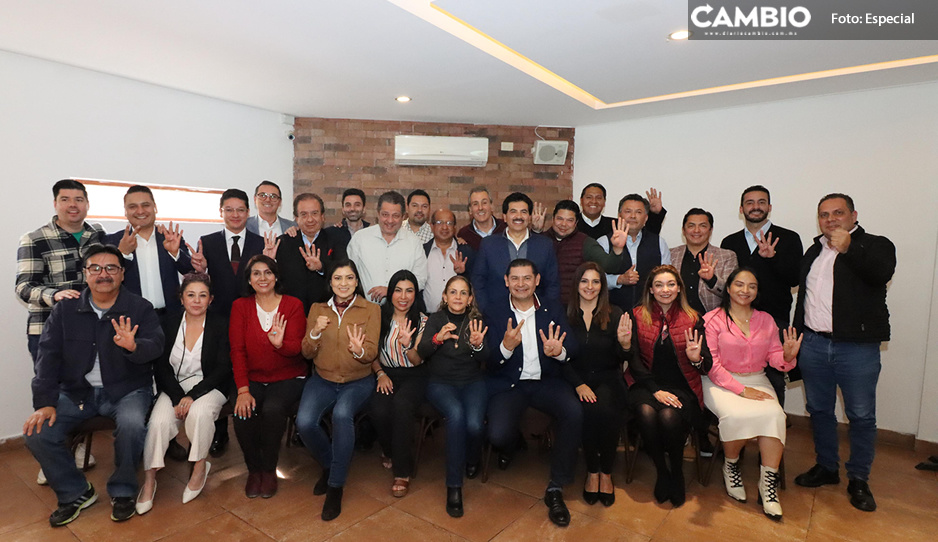 En medio de los jaloneos por la alcaldía de Puebla: aspirantes de Morena sellan unidad con dirigentes y Armenta