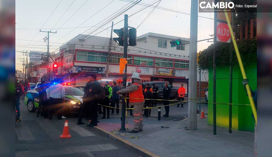 Choque automovilístico sobre Circuito Juan Pablo II tumba luminaria y deja dos lesionados