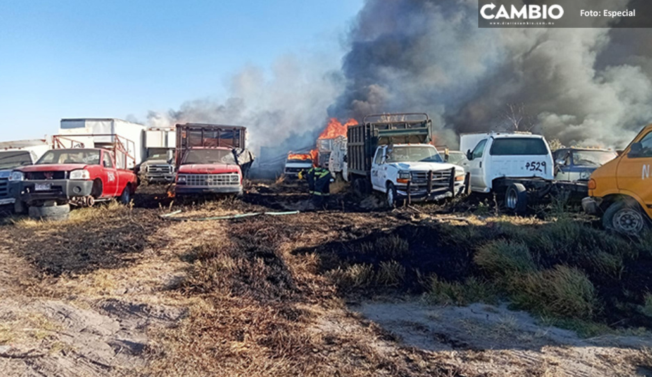 Voraz incendio en corralón de Cuautinchán calcina más de 80 vehículos