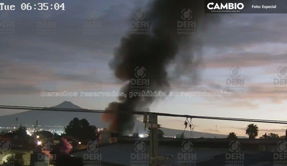 Enorme columna de humo por incendio alerta a vecinos en la Cleotilde Torres