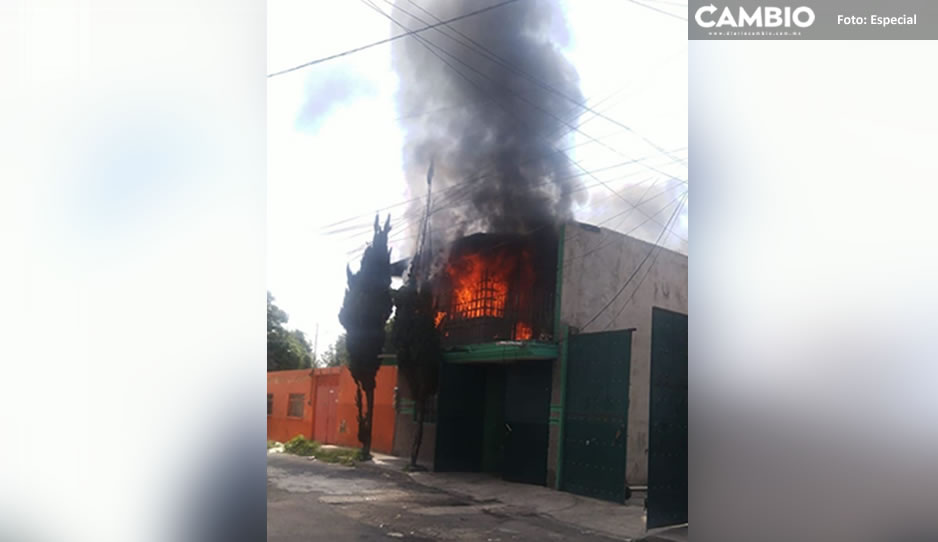 ¡Ardió en llamas! Se desata aparatoso incendio en casa de la 68 Poniente