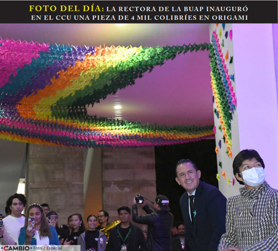 FOTO DEL DÍA: LA RECTORA DE LA BUAP INAUGURÓ  EN EL CCU UNA PIEZA DE 4 MIL COLIBRÍES EN ORIGAMI