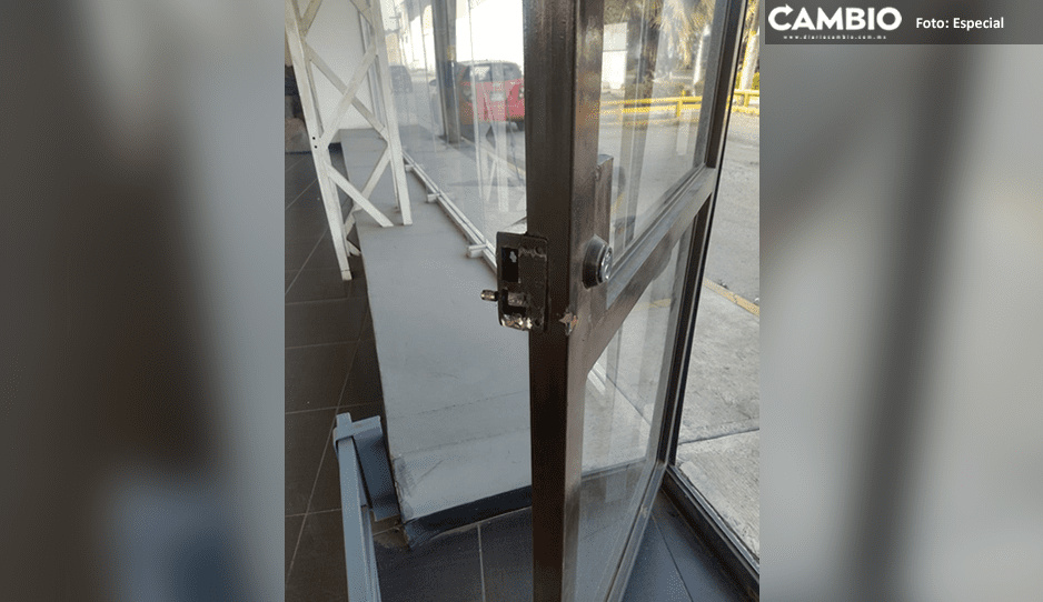 Ladrones forcejean puerta de agencia de autos y entran a robar en Texmelucan