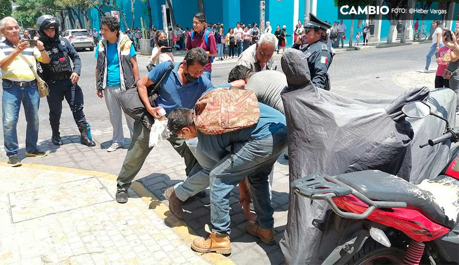 Funcionario le quiso quitar su bocina a un ciego y lo detienen por suplantar funciones