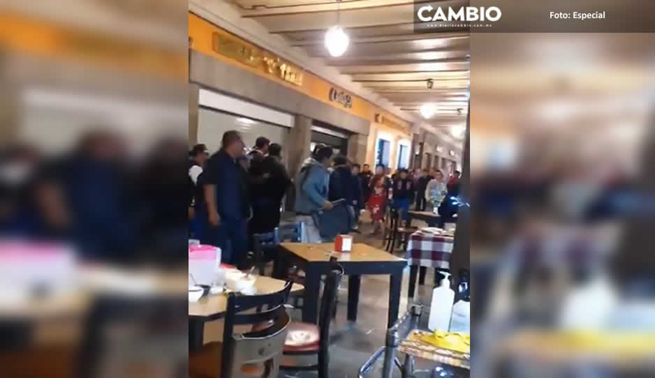 Se desata riña en el Zócalo entre normatividad, ambulantes y payasitos (VIDEO)