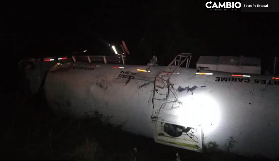 Fuerte movilización tras volcadura de pipa con gasolina en Piaxtla