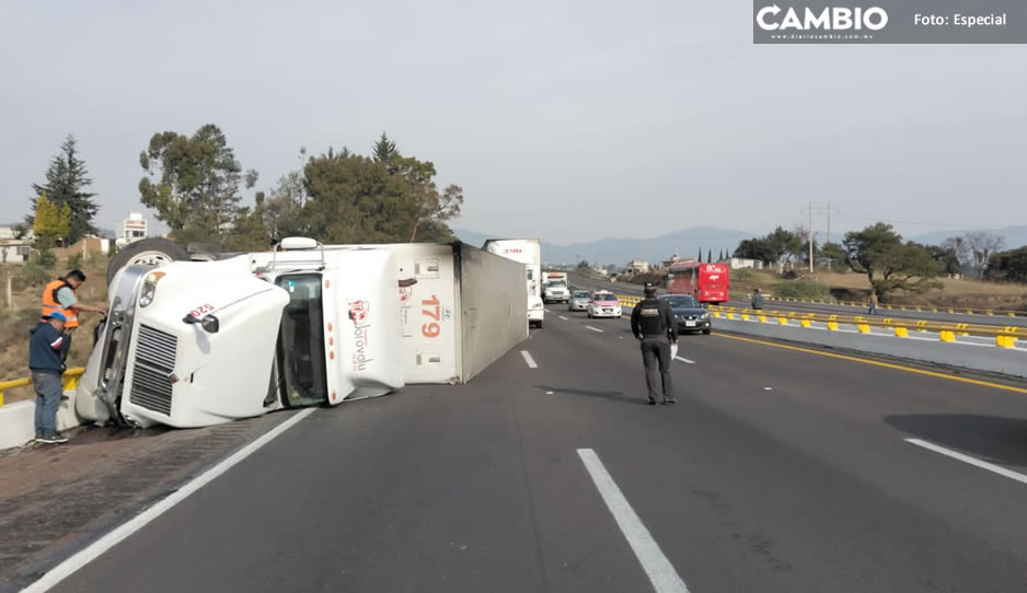 Vuelca tráiler cargado de mayonesa en la México-Puebla; pobladores hacen rapiña