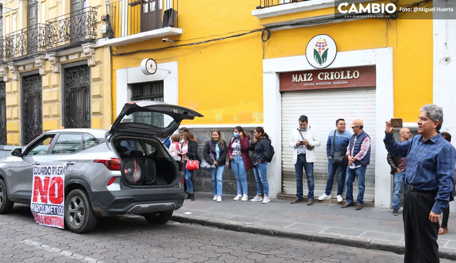 VIDEO: Vecinos del Centro de Puebla se manifiestan contra parquímetros frente al Congreso