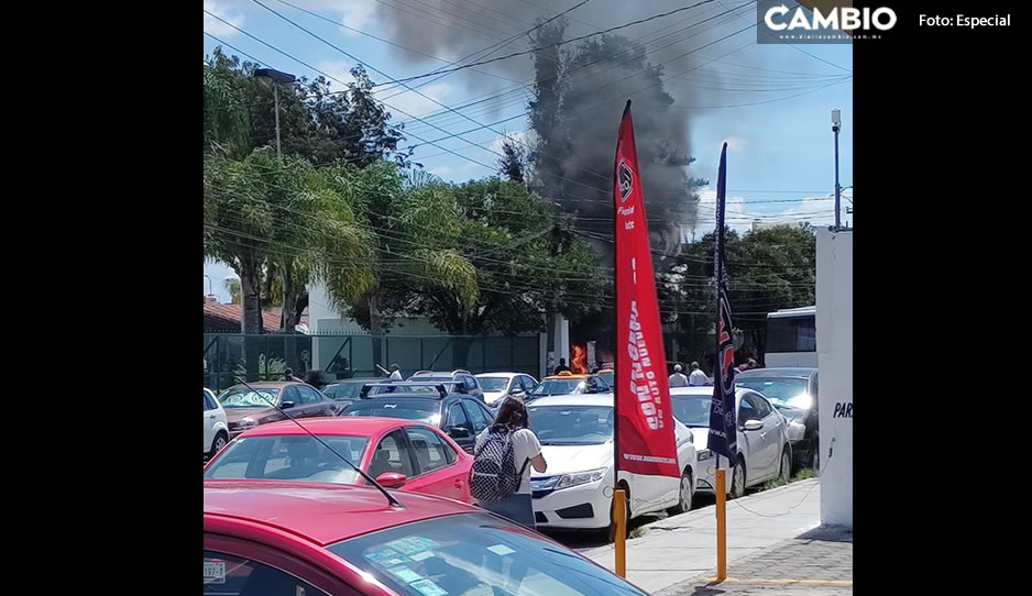 Ante falta de maestros en secundaria de Quecholac, padres de familia incendian fachada de la SEP (VIDEO)