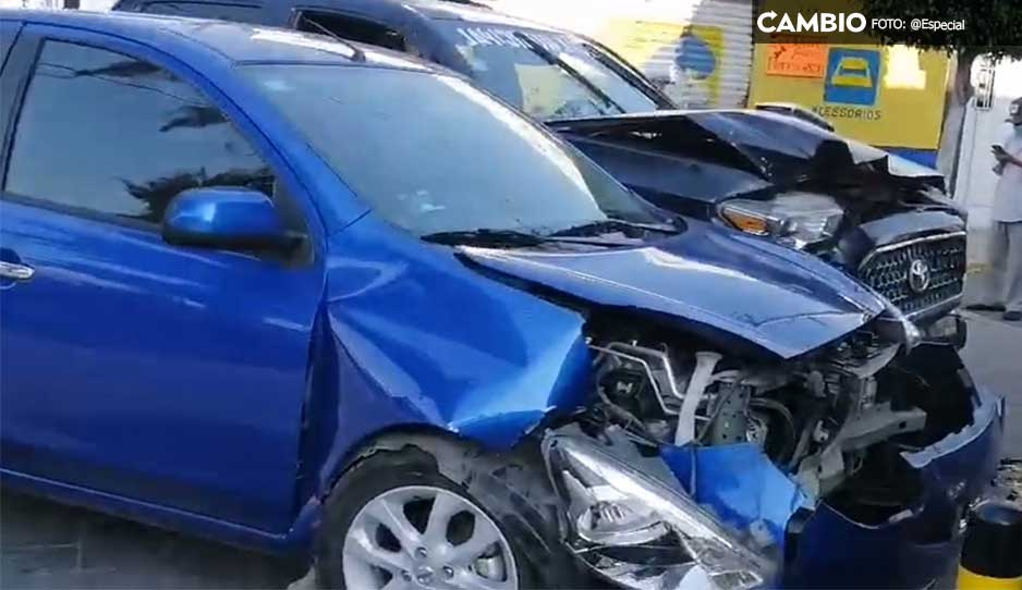 ¡Una más! Patrulla municipal choca contra auto en Tehuacán (VIDEO)