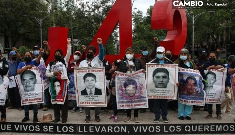 Padres de los 43 desaparecidos de Ayotzinapa, decepcionados tras reunión en Palacio Nacional