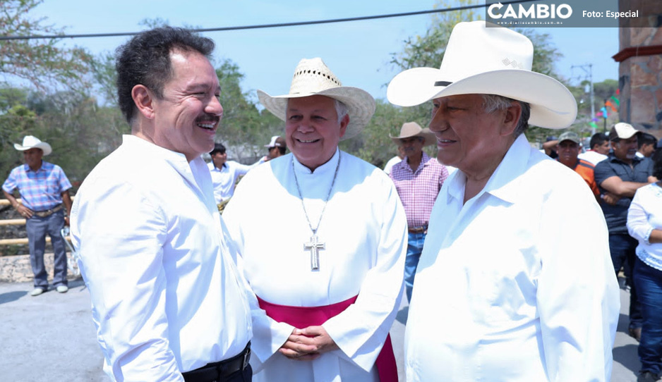 Asiste Nacho Mier a celebraci&oacute;n de la Santa Cruz en Teotlalco con el arzobispo de Puebla