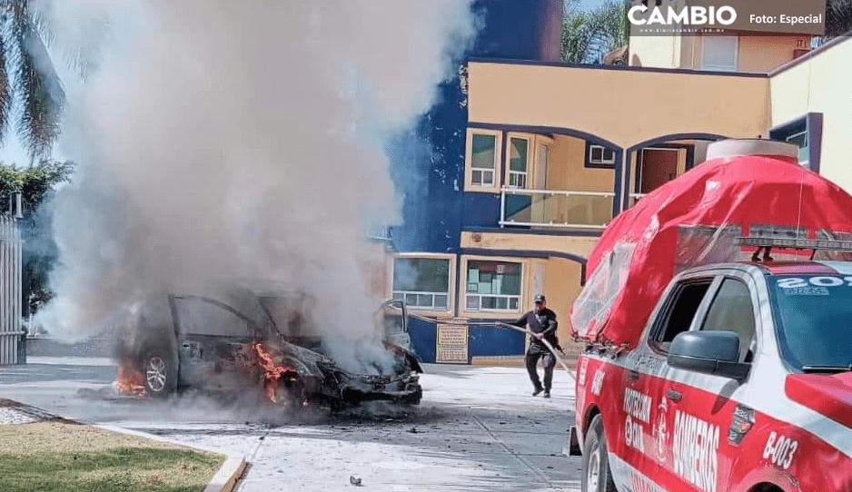 ¡Camioneta del amor! Se incendia vehículo al entrar a un motel en Atlixco (FOTOS y VIDEO)