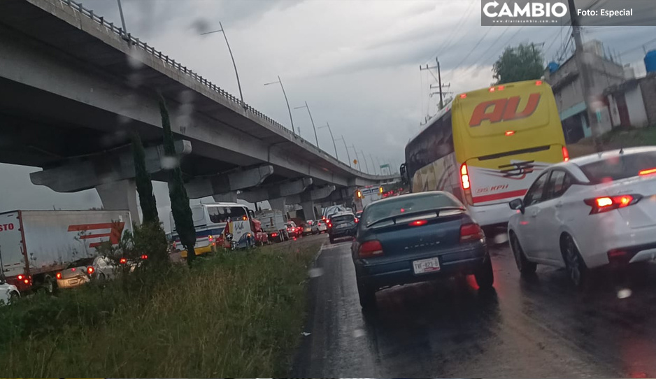 Trailero pierde el control y se estrella contra auto en México-Puebla, reportan un muerto (VIDEO)