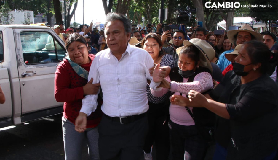 Caos en el Zócalo: pobladores de La Resurrección toman rehén ante detención del edil auxiliar