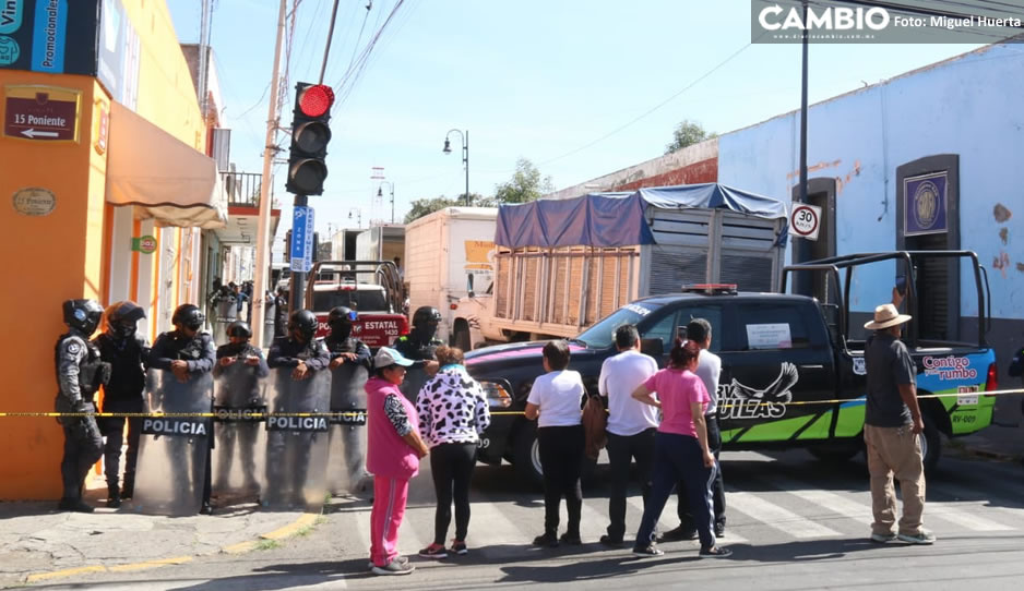 Fuerte movilización sobre la 15 Poniente por desalojo de una vecindad (VIDEO)