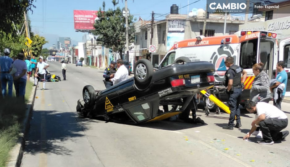 Quedó con las llantas para arriba; taxi vuelca entre Las Torres y Avenida Nacional (VIDEO)