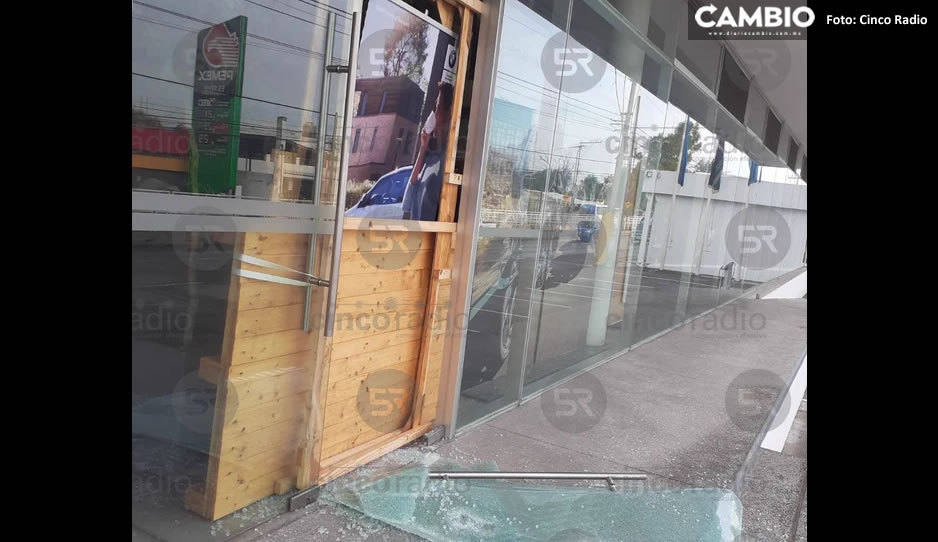 Dan cristalazo a la agencia BMW de Boulevard Esteban de Antuñano